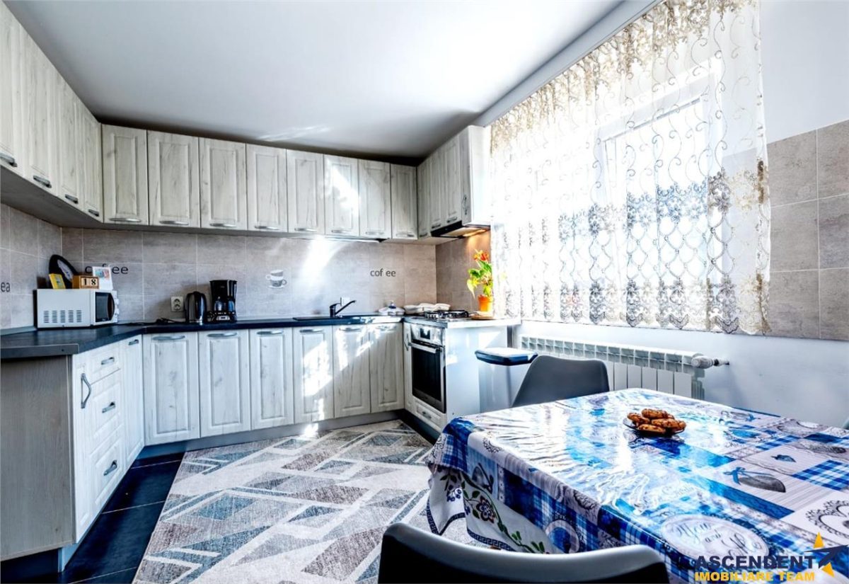 Rezidenta mobilata si echipata, cu lumina naturala, verdeata, vedere munte - foto 4