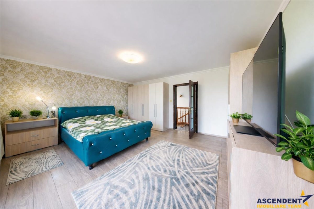 Rezidenta mobilata si echipata, cu lumina naturala, verdeata, vedere munte - foto 5