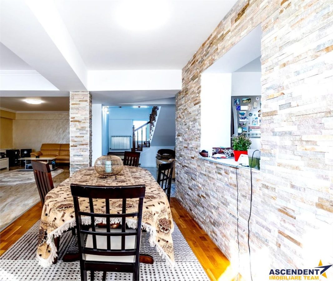 Rezidenta mobilata si echipata, cu lumina naturala, verdeata, vedere munte - foto 7