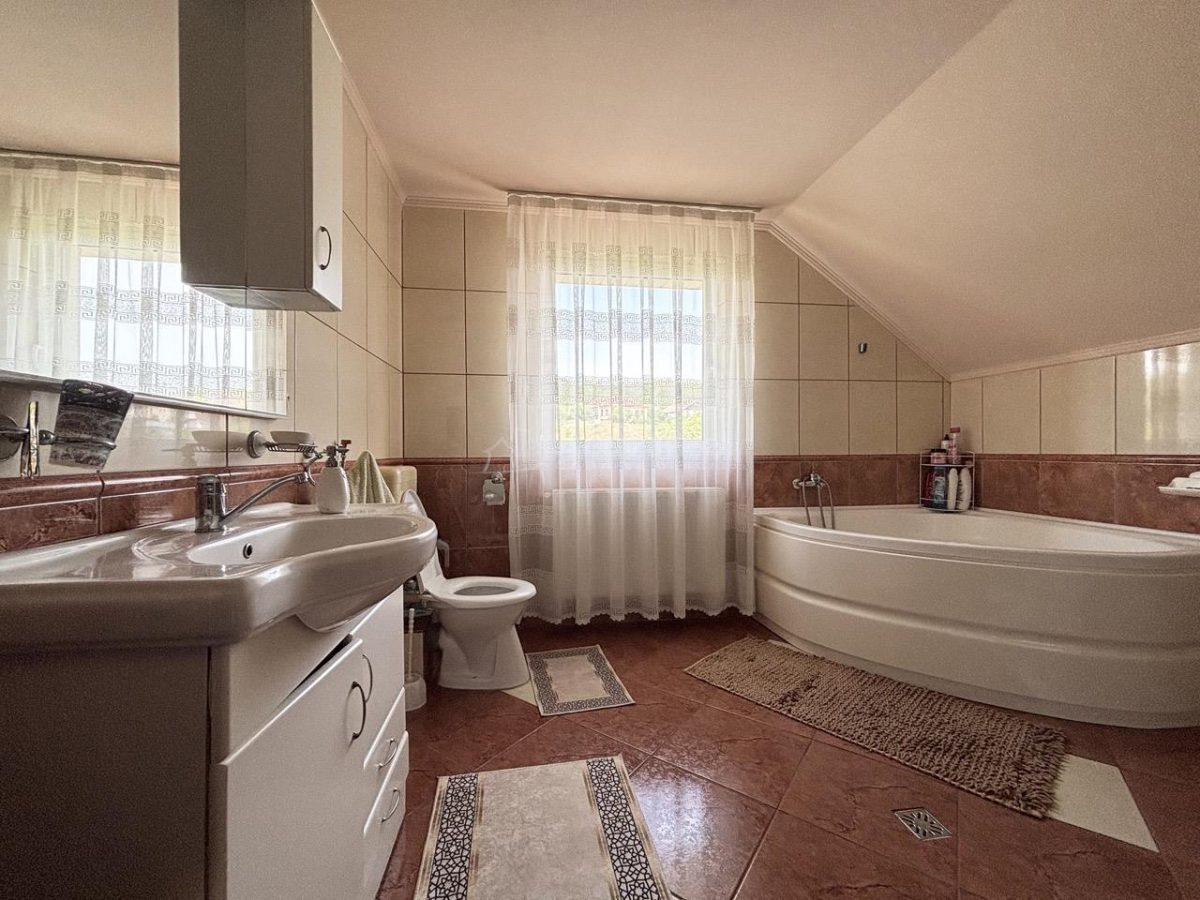 Casa - Vila - str. Piatra Craiului - foto 11