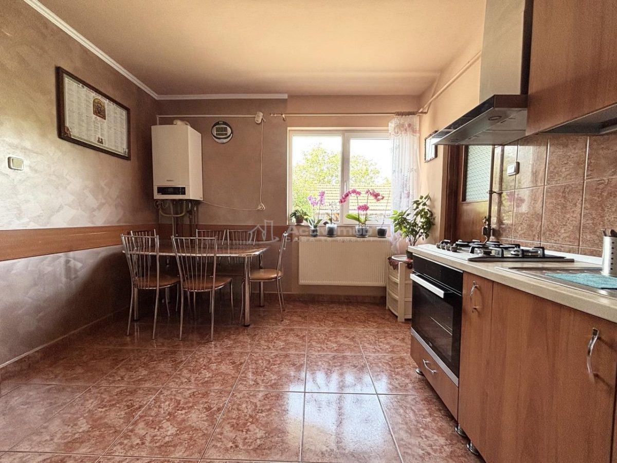 Casa - Vila - str. Piatra Craiului - foto 9