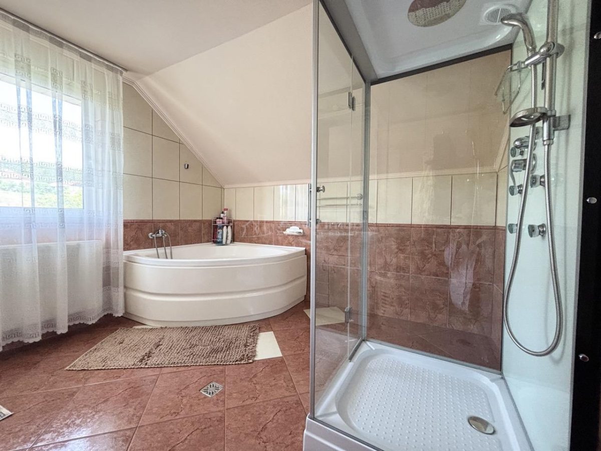 Casa - Vila - str. Piatra Craiului - foto 10