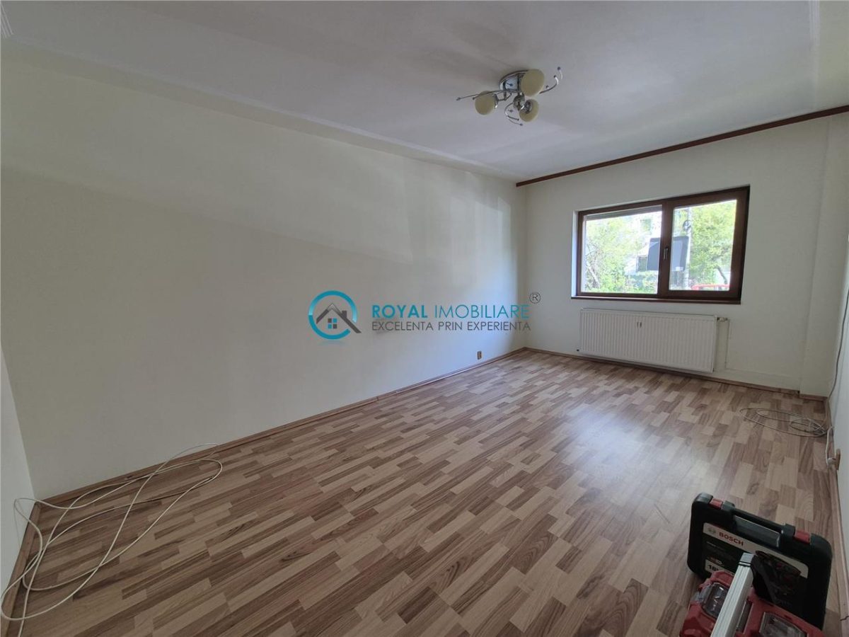 Royal Imobiliare - Vanzare apartament 3 camere zona Malu Rosu - 