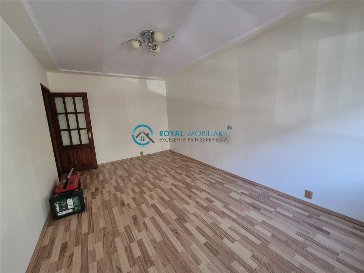 Royal Imobiliare - Vanzare apartament 3 camere zona Malu Rosu - foto 2