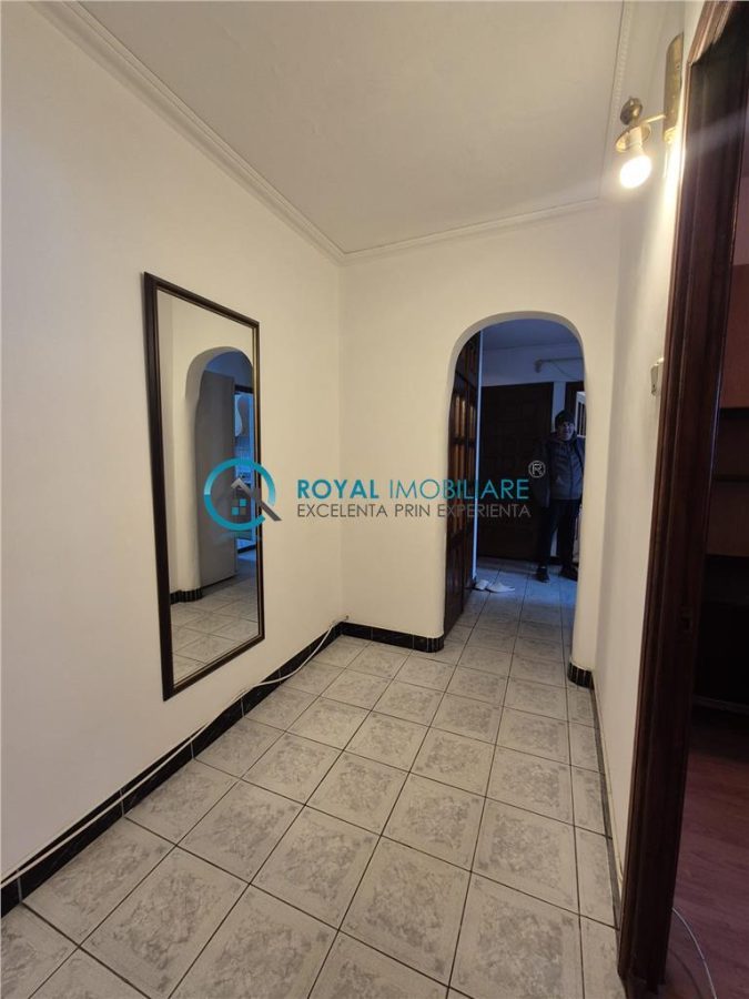 Royal Imobiliare - Vanzare apartament 3 camere zona Malu Rosu - foto 13