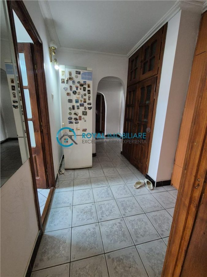 Royal Imobiliare - Vanzare apartament 3 camere zona Malu Rosu - foto 14