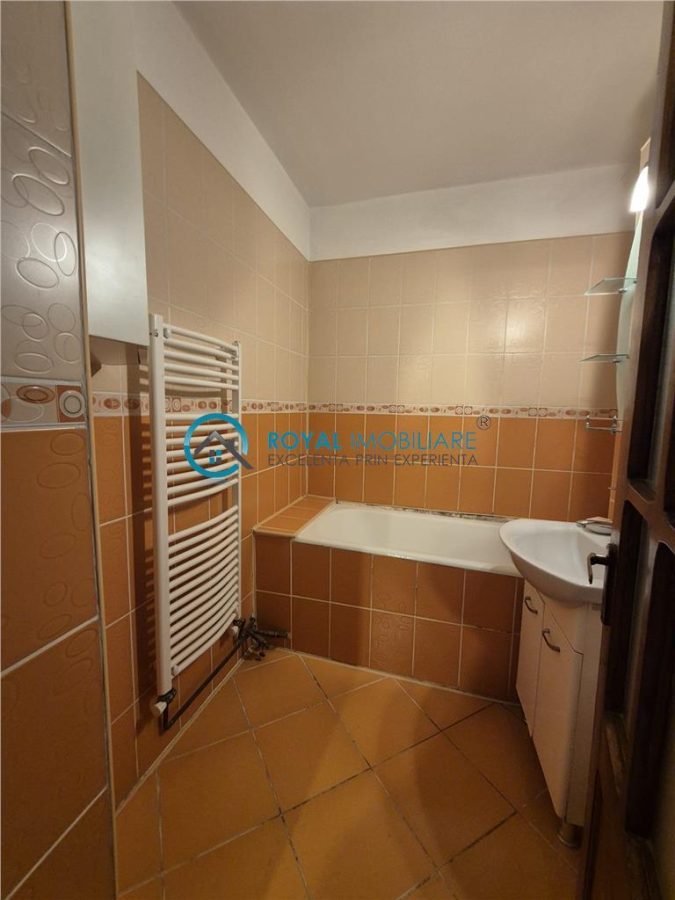 Royal Imobiliare - Vanzare apartament 3 camere zona Malu Rosu - foto 18