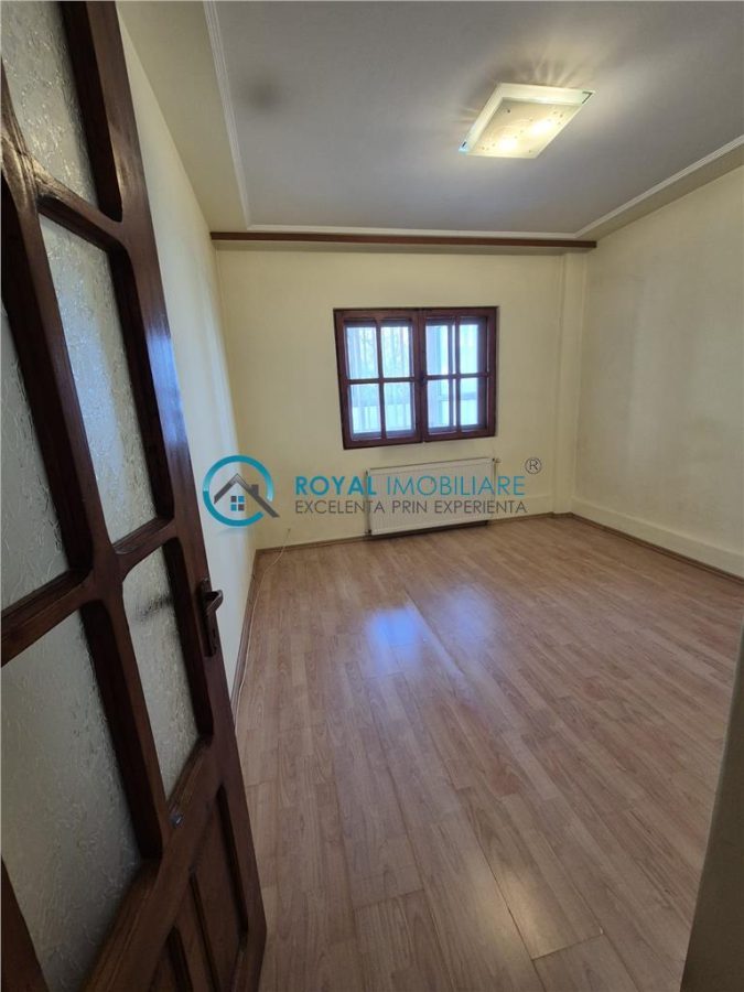 Royal Imobiliare - Vanzare apartament 3 camere zona Malu Rosu - foto 4