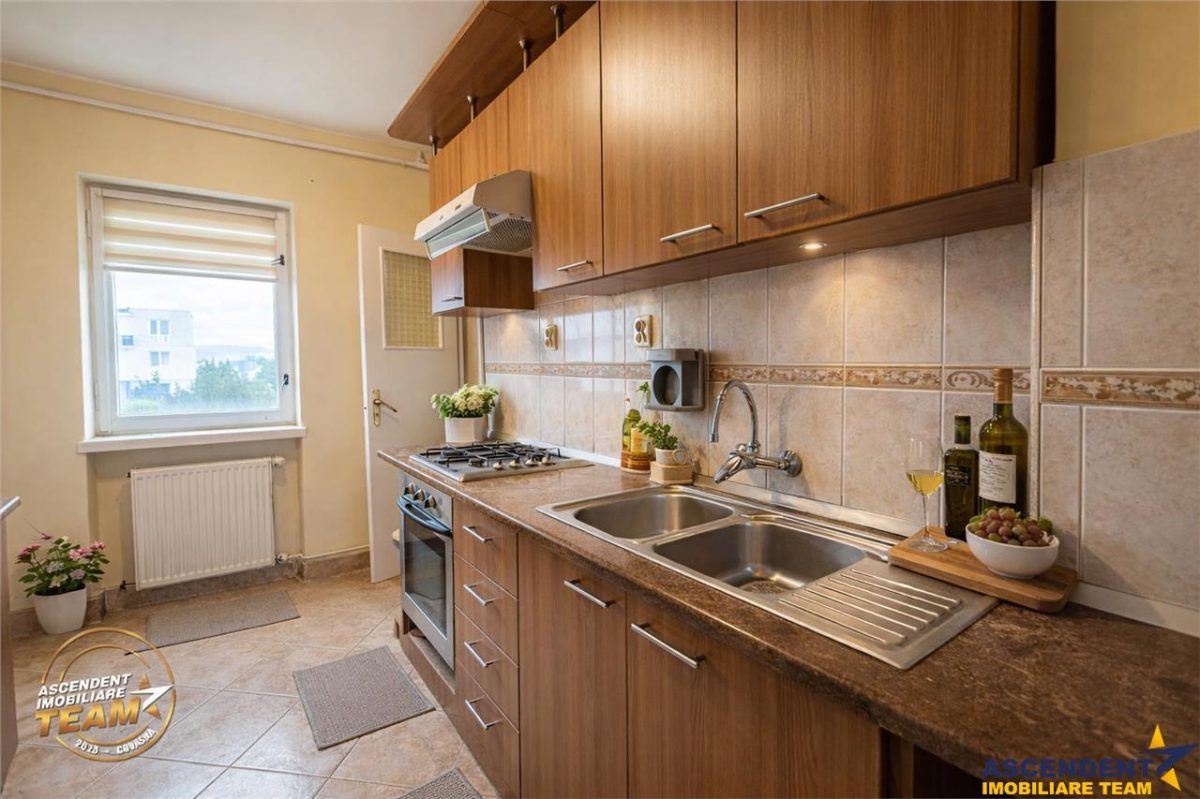 FILM:Apartament cu 4 camere,2 bai,2 balcoane,2 garaje,Targu Secuiesc,Covasna - foto 2