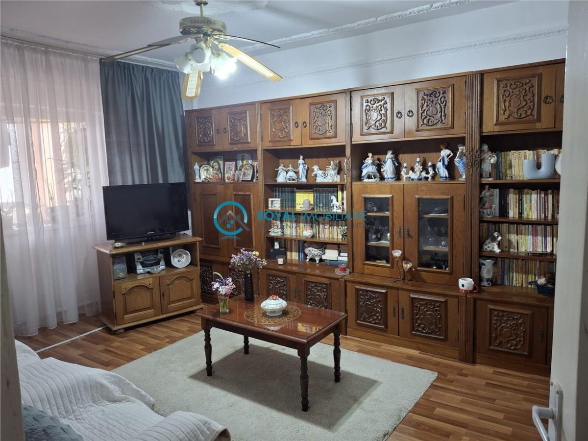Royal Imobiliare - Vanzare apartament 3 camere zona Malu Rosu - 