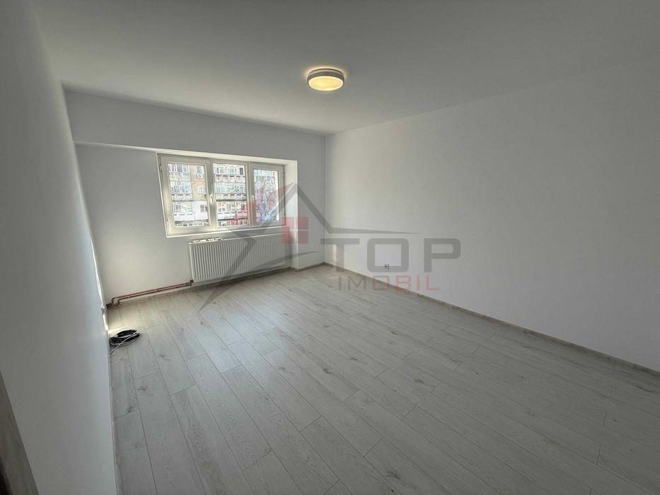 Dacia - la bulevard 2 camere decomandat, etaj intermediar, liber - 