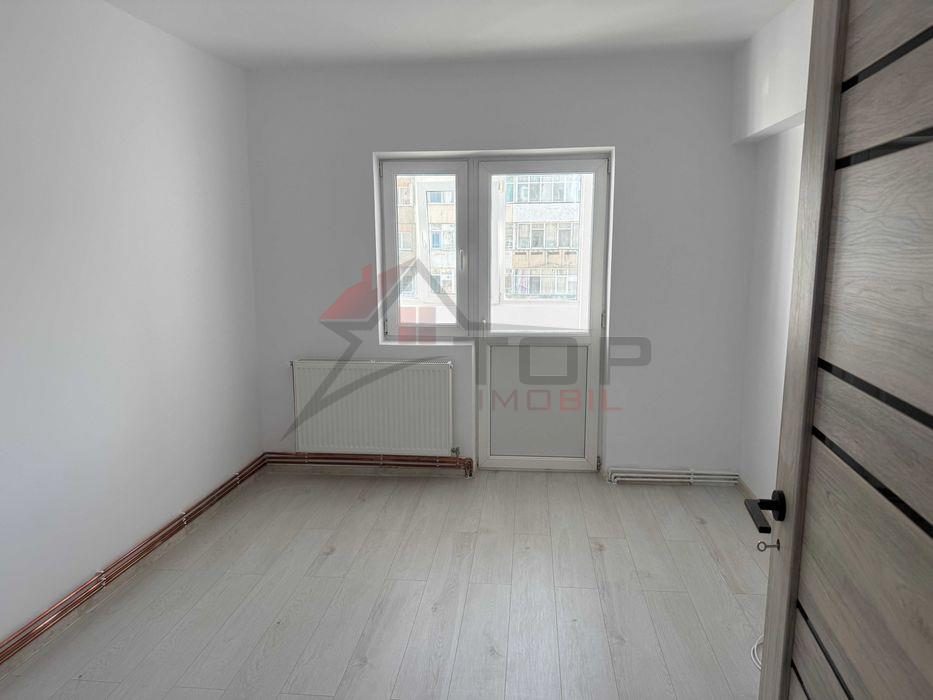 Dacia - la bulevard 2 camere decomandat, etaj intermediar, liber - foto 2