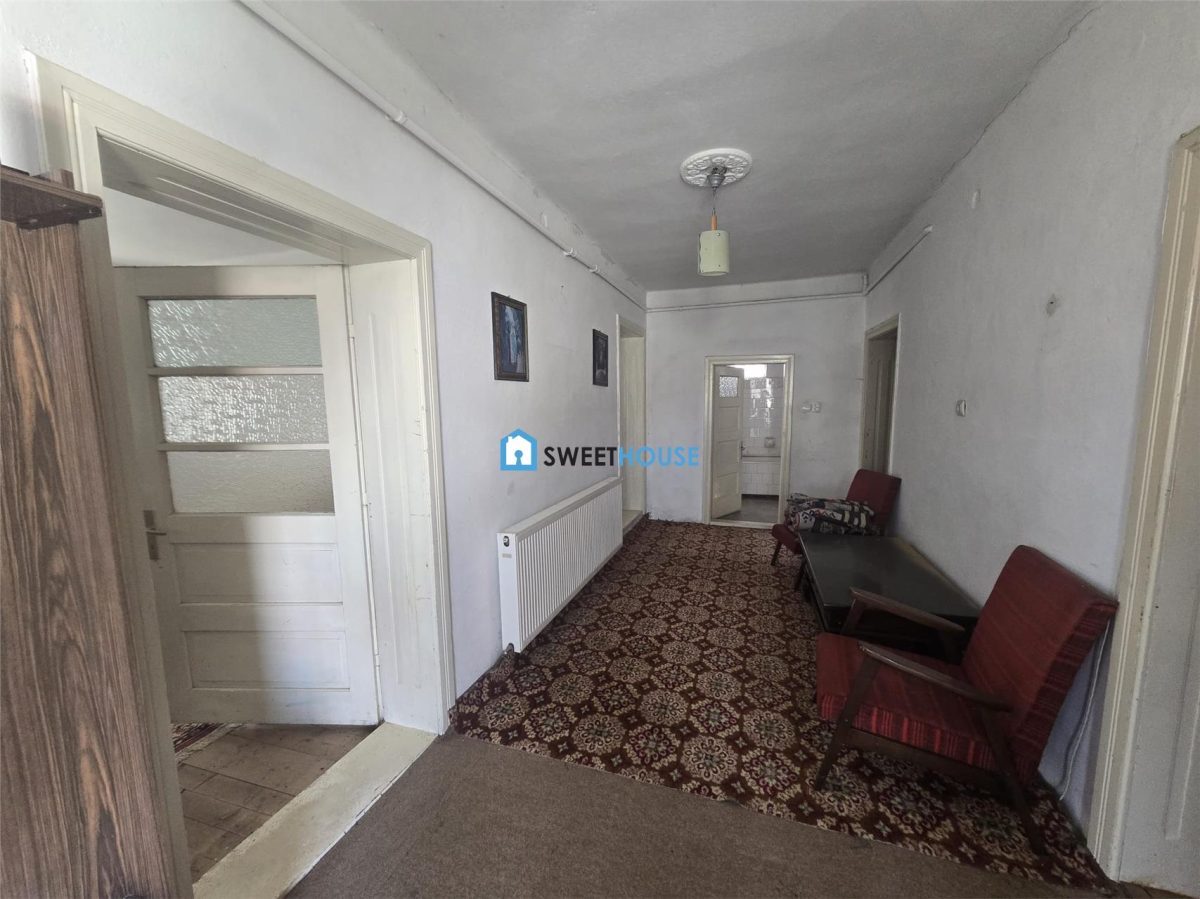 Casa cu ttei camere in zona centrala - foto 13