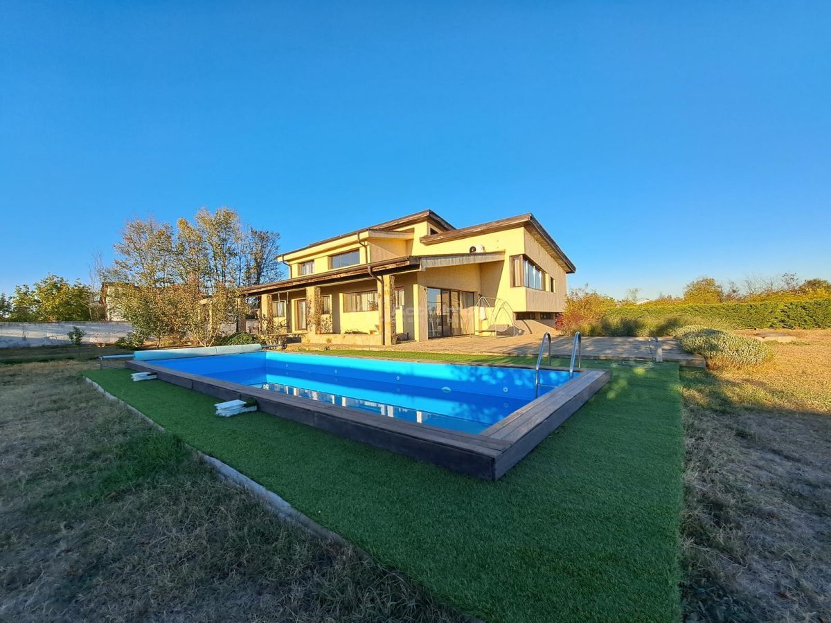 Casa cu piscina - Buftea - 8 camere - 4 bai - 620mp - 2500mp teren - 
