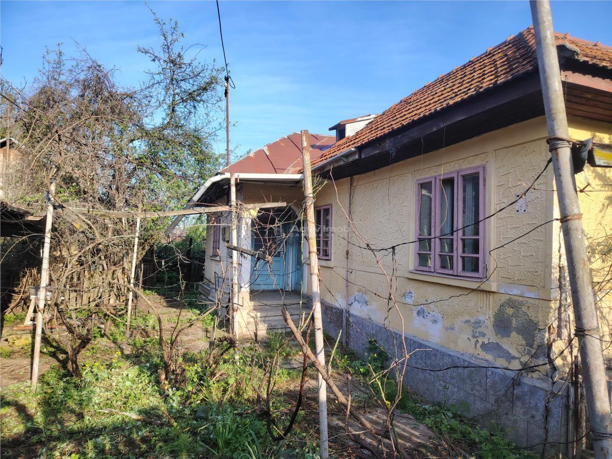 Casa batraneasca, cu toate utilitatile, locatie foarte buna - 