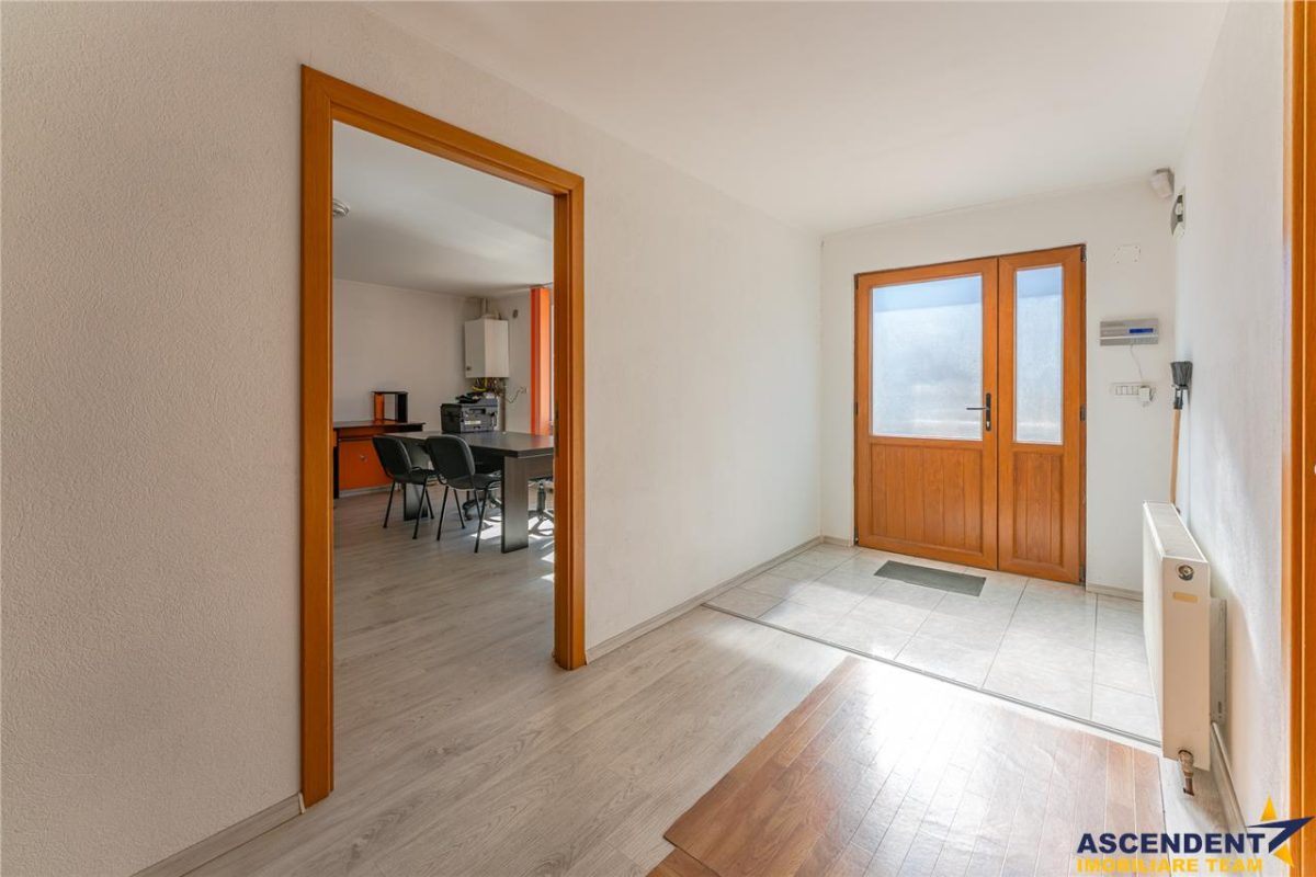 Sediu firma/ rezidential, pe domeniu de 2.240 mp teren,Central, Halchiu, Brasov - foto 12