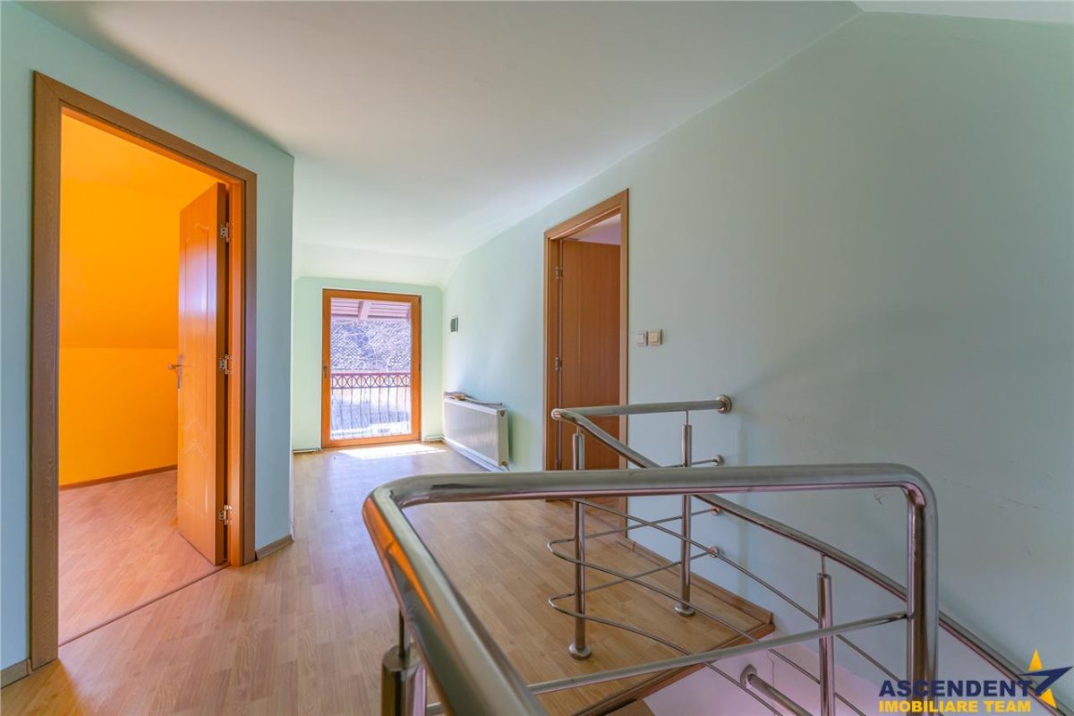 Sediu firma/ rezidential, pe domeniu de 2.240 mp teren,Central, Halchiu, Brasov - foto 4