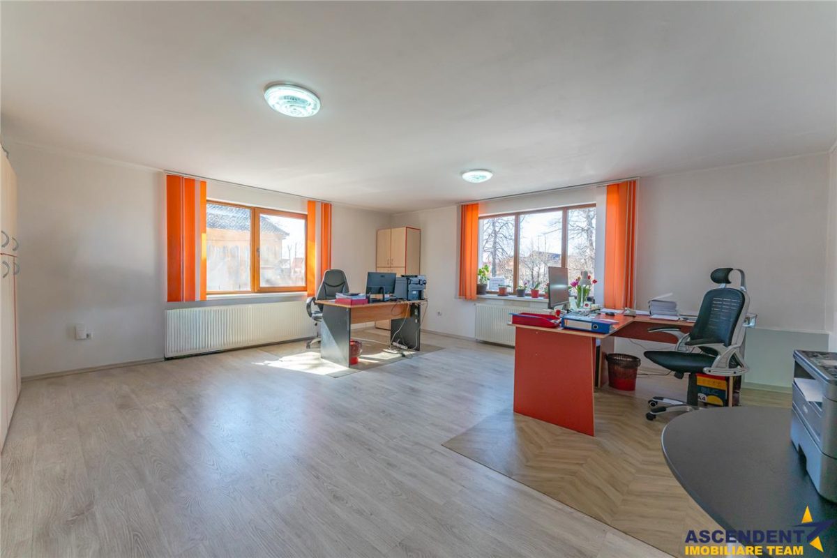 Sediu firma/ rezidential, pe domeniu de 2.240 mp teren,Central, Halchiu, Brasov - foto 9