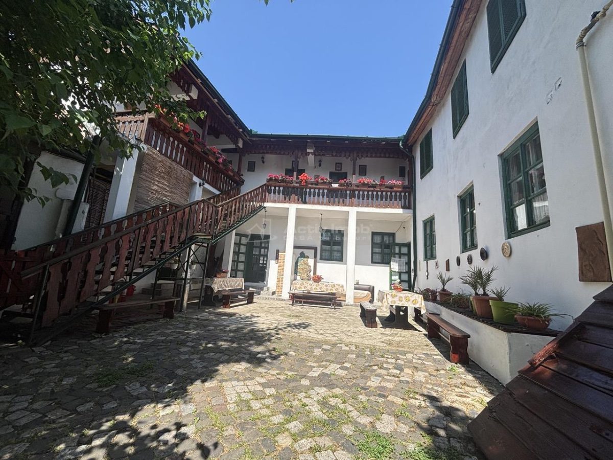 Cladire cu Arhitectura Traditionala - 691 mp - Ultracentral Oradea - 