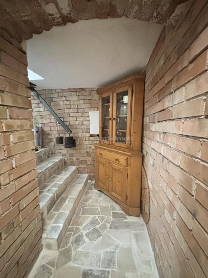 Refugiu urban cu personalitate â€“ Casa cu mansardaÂ si crama amenajata -  zona centrala - foto 15