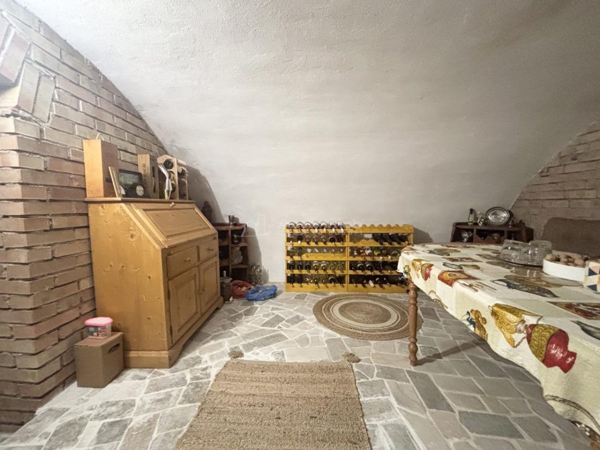 Refugiu urban cu personalitate â€“ Casa cu mansardaÂ si crama amenajata -  zona centrala - foto 16