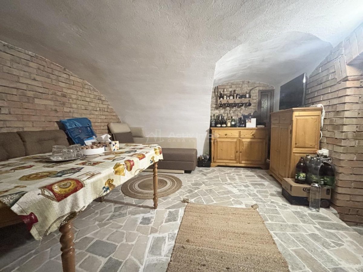 Refugiu urban cu personalitate â€“ Casa cu mansardaÂ si crama amenajata -  zona centrala - foto 17