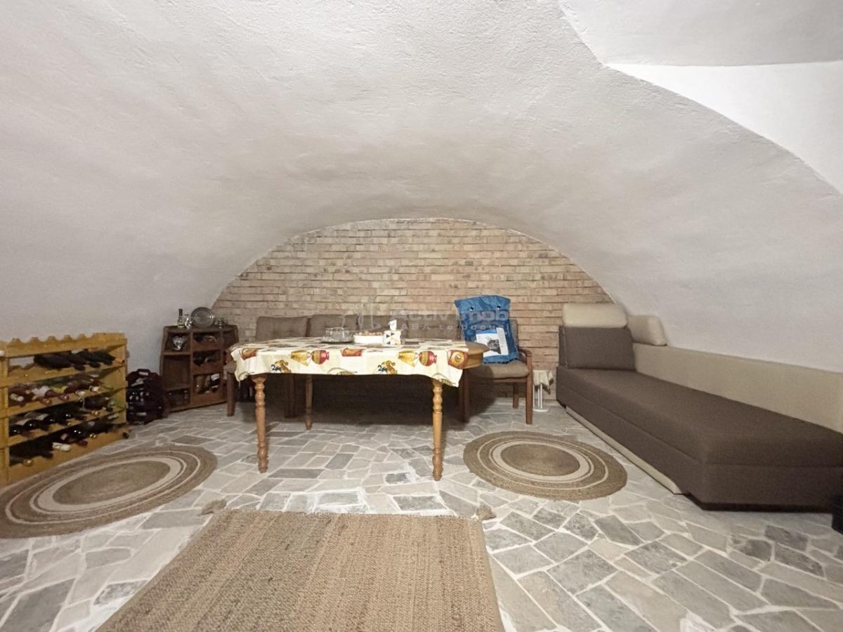 Refugiu urban cu personalitate â€“ Casa cu mansardaÂ si crama amenajata -  zona centrala - foto 18