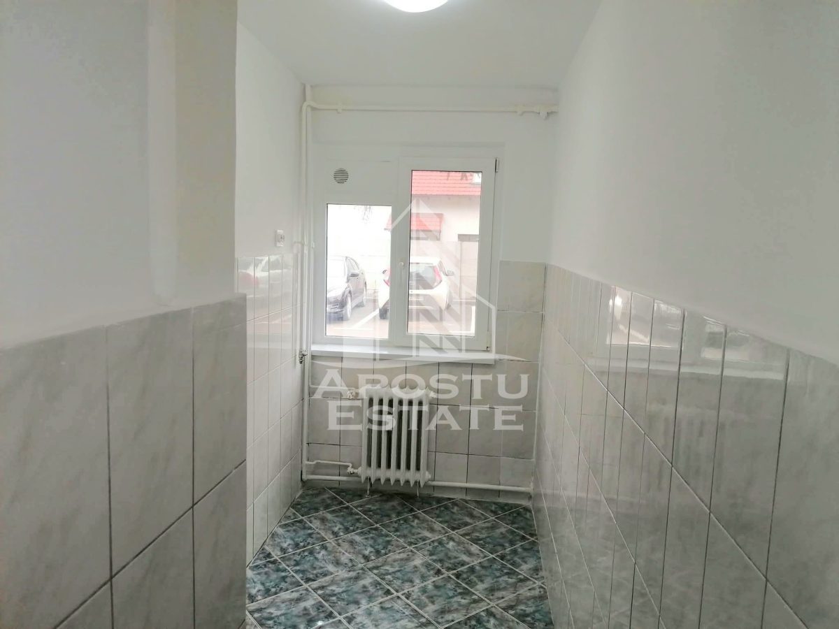Apartament semidecomandat, renovat,2 camere,parter,Bulevardul Cetatii - foto 2