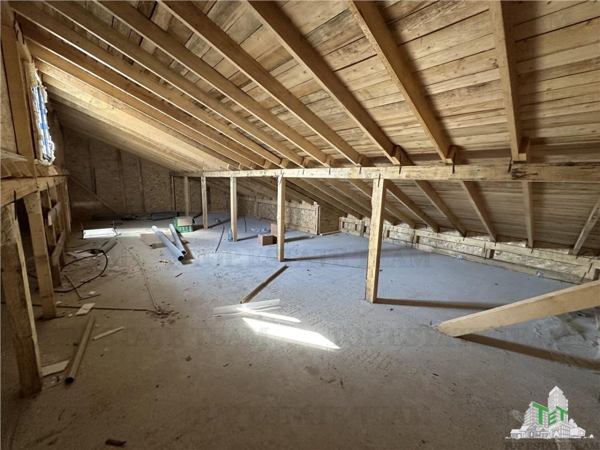 Vila cocheta cu 3 camere, dormitor matrimonall,  incalzire in pardoseala, terasa superba, si pod spatios, Calea Bucuresti , 15 minute de  metrou Pacii - foto 19