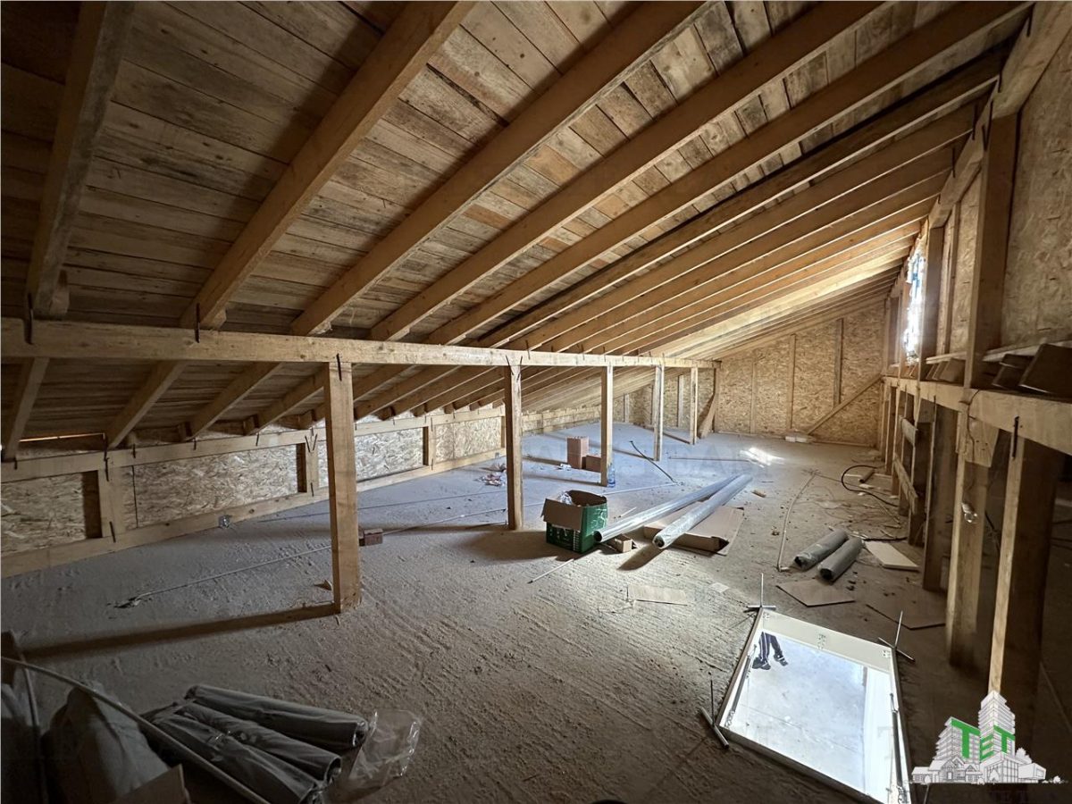 Vila cocheta cu 3 camere, dormitor matrimonall,  incalzire in pardoseala, terasa superba, si pod spatios, Calea Bucuresti , 15 minute de  metrou Pacii - foto 22