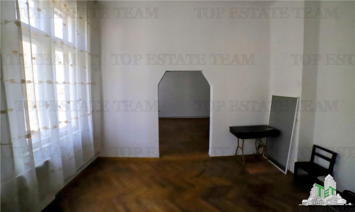 Apartament cu 4 camere  de vanzare, Ultracentral,  Kogalniceanu, curte si pod - foto 2