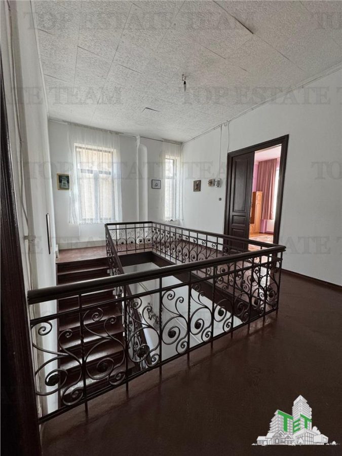 Apartament cu 4 camere  de vanzare, Ultracentral,  Kogalniceanu, curte si pod - foto 3