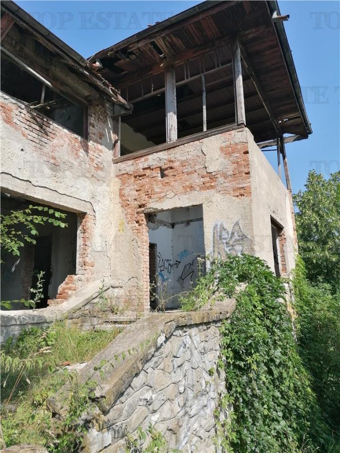 Teren 11230 m.p.  + Conac - necesita renovare - 