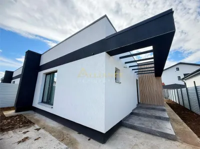 Casa Individuala / 3 Camere / 2 Bai / Incalzire in Pardoseala - foto 1