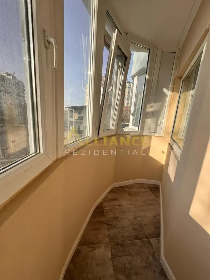 Apartament cu 3 camere, 73 mp, complet renovat - Sos. Berceni / Metrou Aparatorii Patriei (300 m) - foto 9