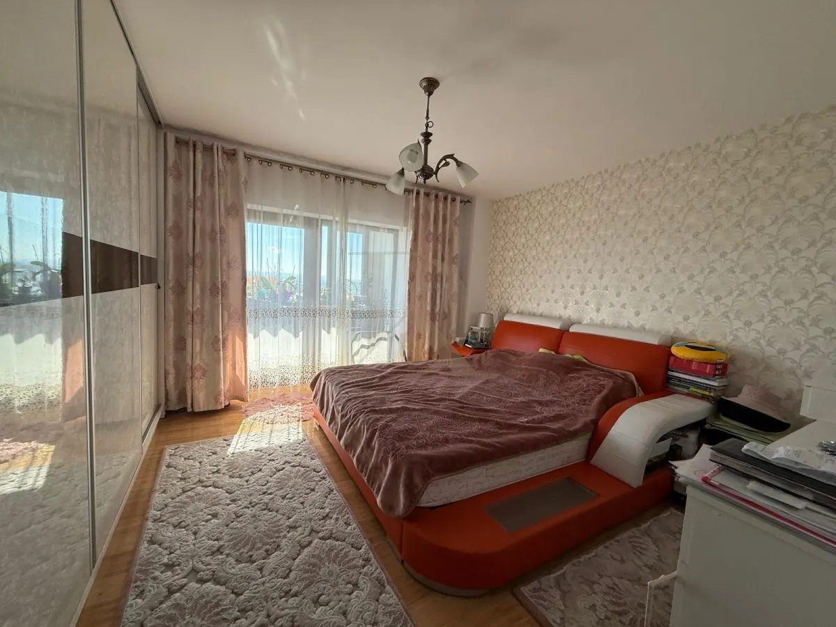Copou - Casa Armatei , 4 camere , 108 mp , Garaj+Boxa in proprietate! - foto 1