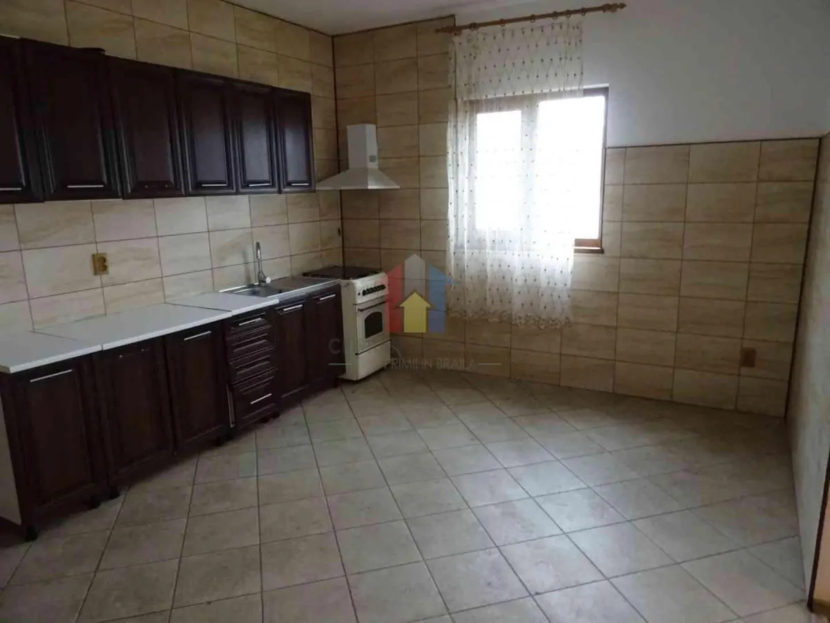 Vila P+1, constructie 2013, teren 700 mp, la 50Km de Braila - foto 12
