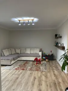 Apartament 2 camere Tractorul,mobilat,parcare,gradina,135000 Euro neg - foto 1