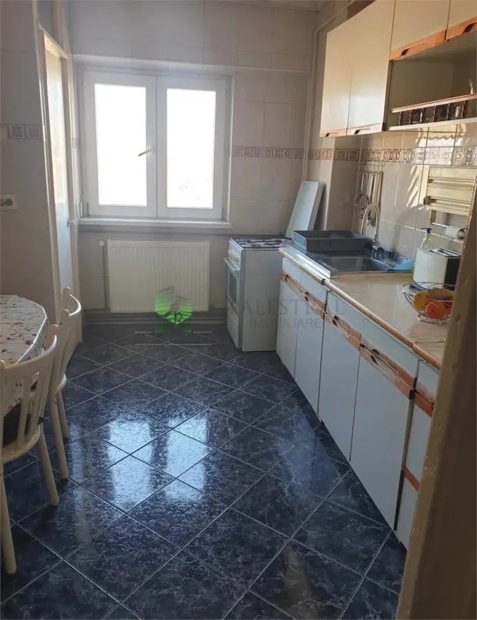 Apartament 3 camere Judetean,,decomandat,135000 Euro - foto 2