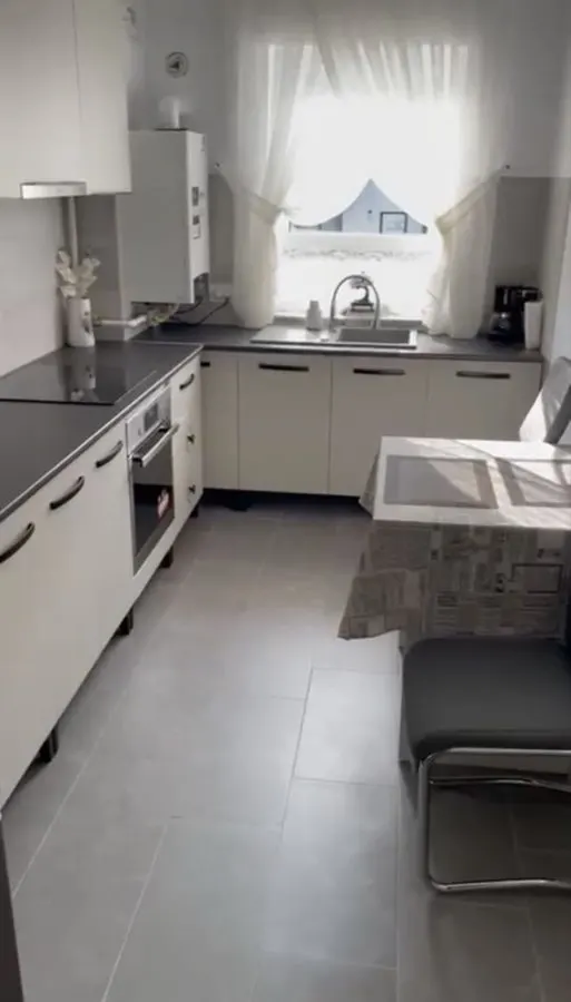 Garsoniera Tractorul-Coresi,mobilata modern,parcare,129999 Euro - foto 2