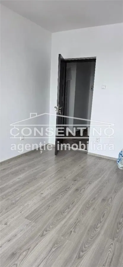 Se vinde imobil cu 2 camere , bdul N. Balcescu , liber , decomandat - foto 2