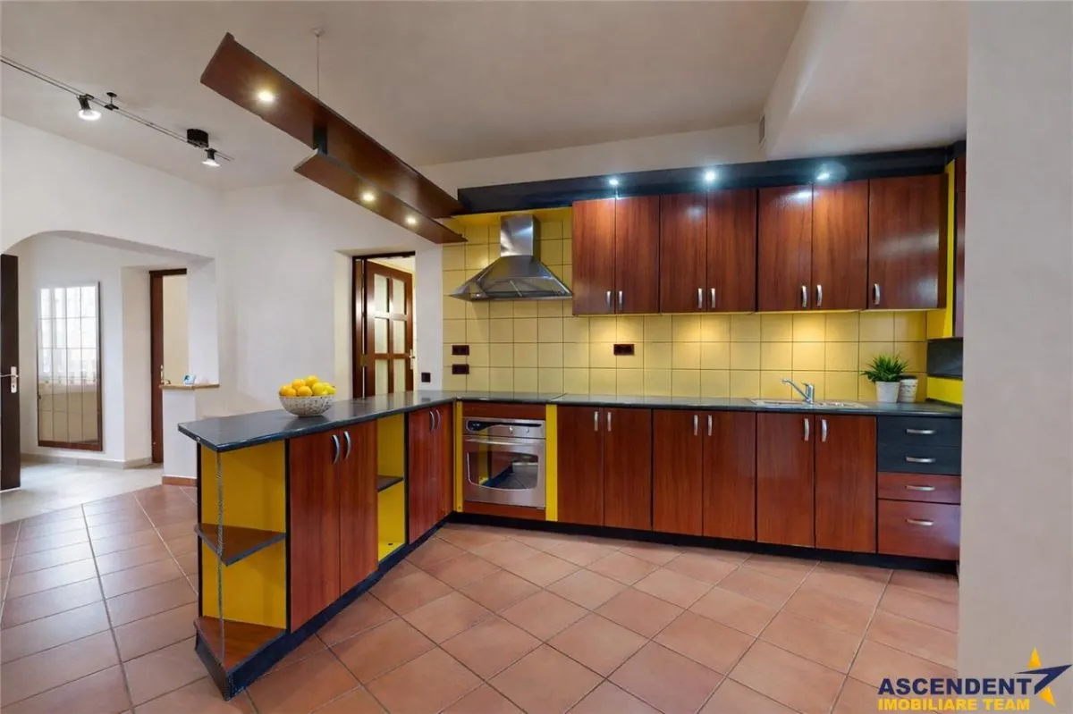 Volum arhitectural remarcabil:Rezidential/ Sediu firma,Clinica,Investitie,Centru Civic, Brasov - foto 17
