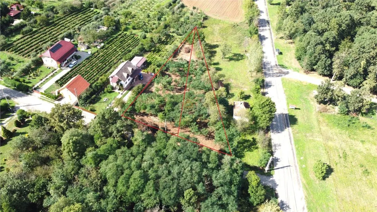 Doua terenuri – locatie deosebita, priveliste superba - foto 6