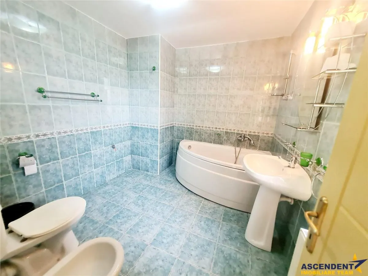 Vila impetuoasa pe 700mp teren:Spatiu versatil pentru locuinta/afacere Premium - foto 13