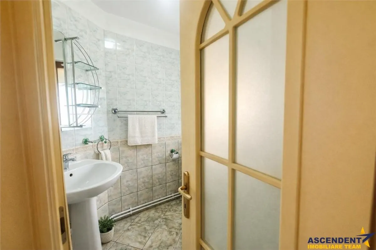Vila impetuoasa pe 700mp teren:Spatiu versatil pentru locuinta/afacere Premium - foto 4