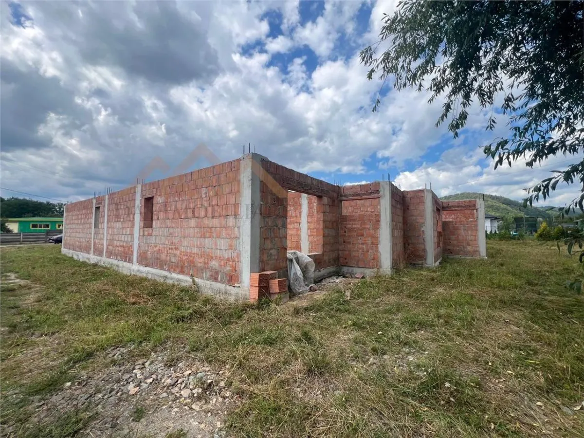 Casa la rosu  pe un nivel cu 8 ari de teren, in Tautii Magheraus - foto 1
