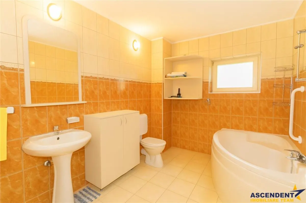 Vila distincta, panorama urbana, amplasare de top, Zarnesti, Brasov - foto 10