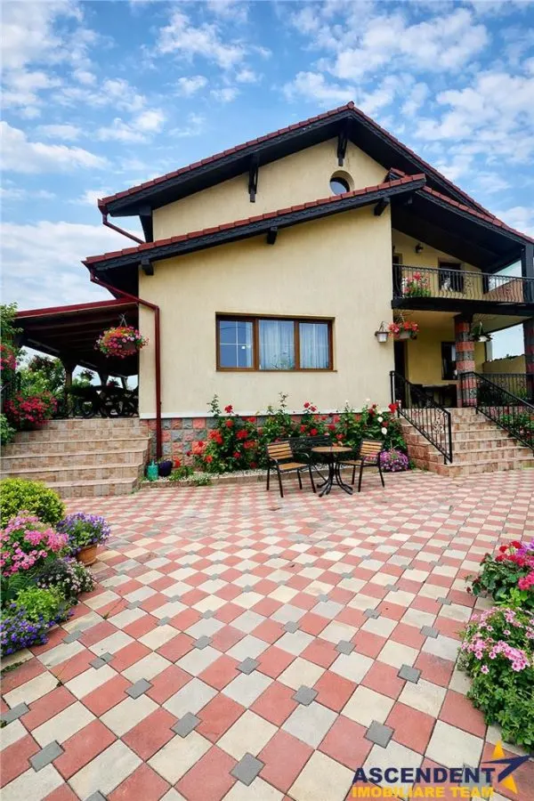 Casa generoasa cu pretios teren de 2.400 mp, Sanpetru, Brasov - foto 1