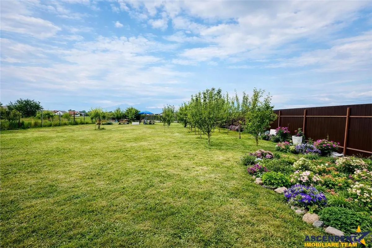 Casa generoasa cu pretios teren de 2.400 mp, Sanpetru, Brasov - foto 2