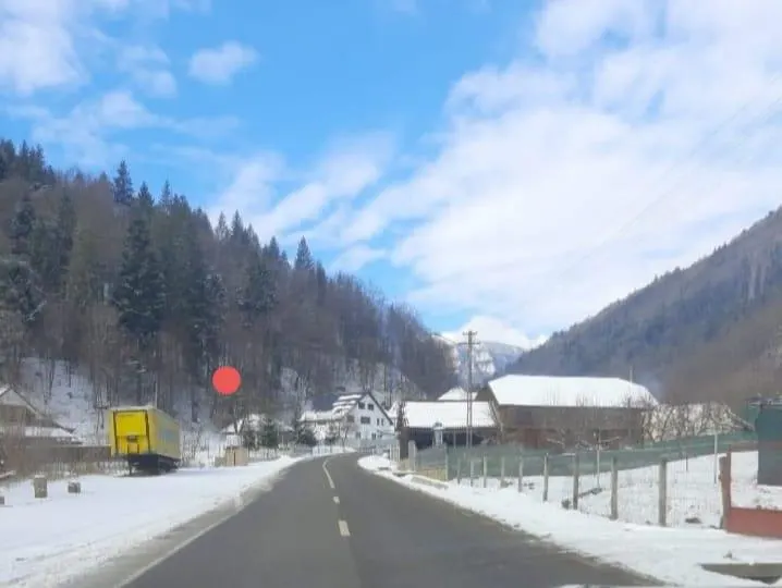Casa din lemn si teren intravilan, Izvorul Muntelui, Neamt - foto 5